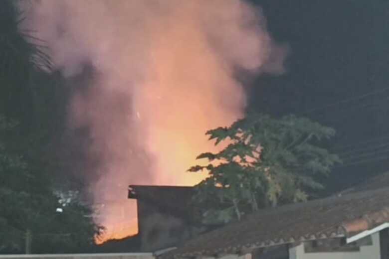 Casa foi incendiada e vitimou três pessoas da mesma família; moradores filmaram o incêndio