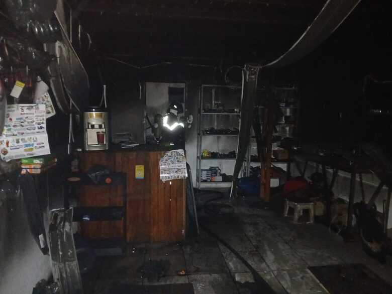 Loja foi atingida pelo incêndio durante a noite