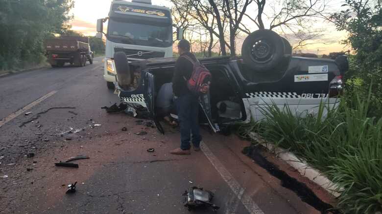 Viatura ficou com as quatro rodas para cima