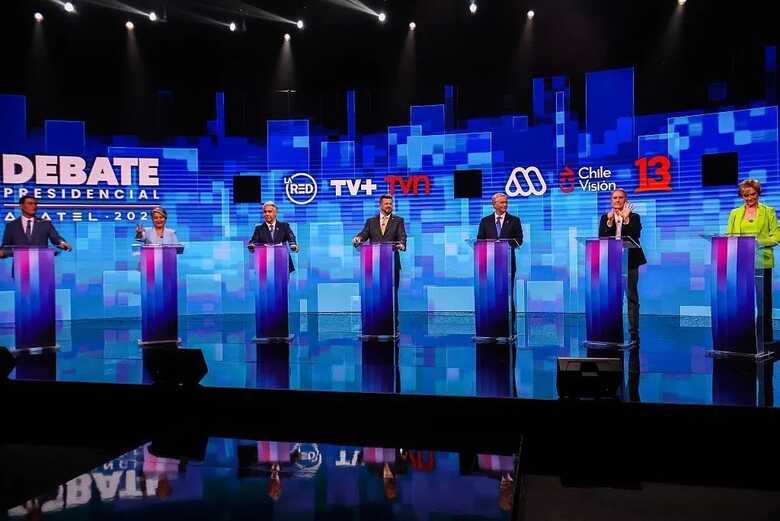 Os candidatos presidenciais Franco Parisi, Jeannette, Marco Enriquez, Johannes Kaiser, Jose Antonio, Eduardo Artes e Evelyn Matthei no debate final