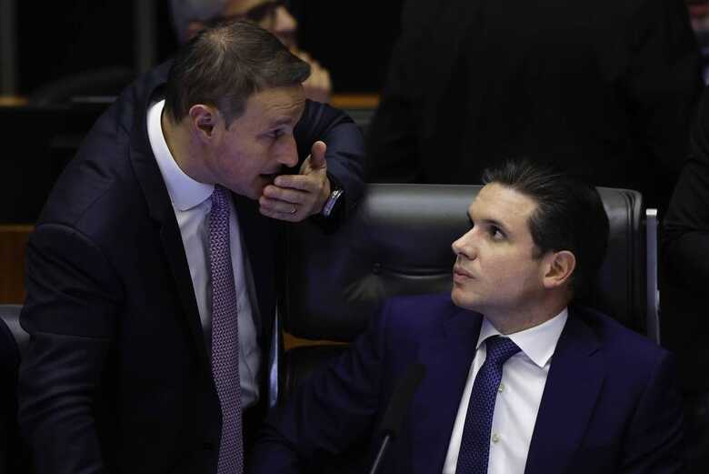 O relator do projeto, Guilherme Derrite (PP-SP), e o presidente da Câmara, Hugo Motta (Republicanos-PB)