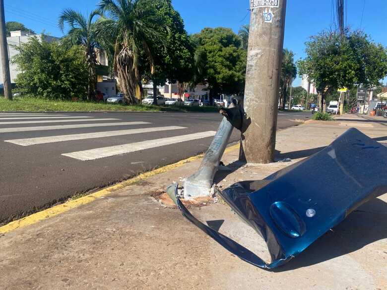Peças do carro ficaram pelo local