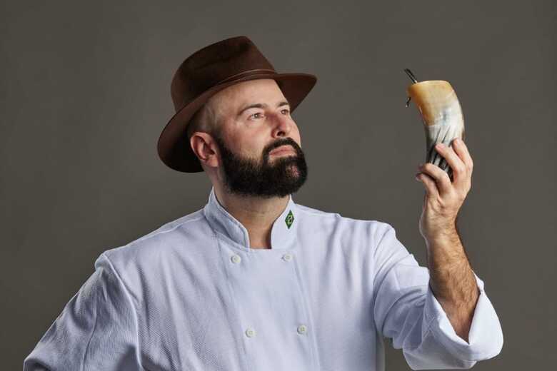 Além de chef e pesquisador, Paulo Machado é mestre em Hospitalidade, formado em Direito e Gastronomia