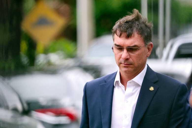 Flávio Bolsonaro (PL) deixa a PF após visitar o pai preso
