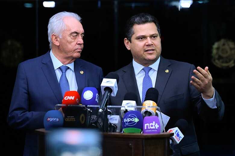 Os presidentes do Senado, Davi Alcolumbre (D), e da CCJ, Otto Alencar, anunciam o calendário e o relator da indicação de Jorge Messias ao STF 