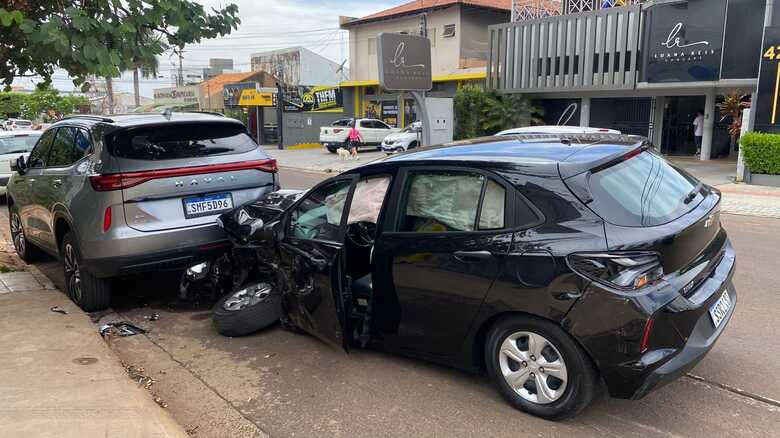 Ônix colidiu na traseira de um Haval que estava estacionado