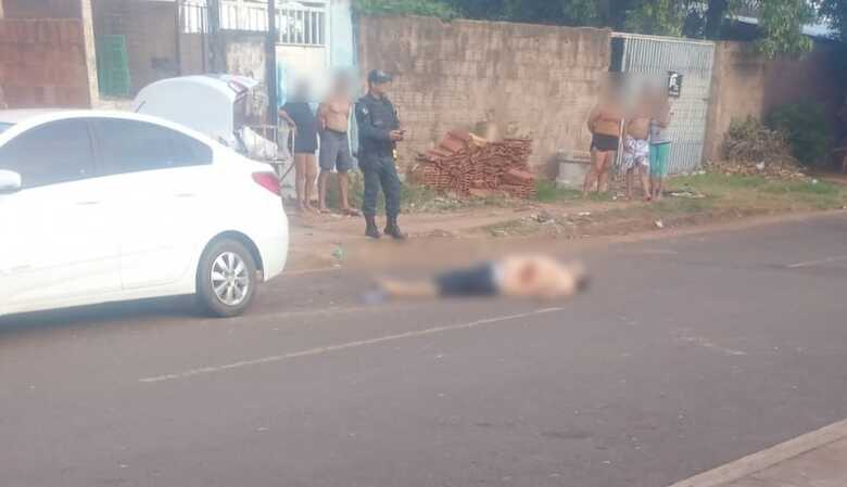 Imagens encaminhadas para a reportagem mostram a vítima caída na rua