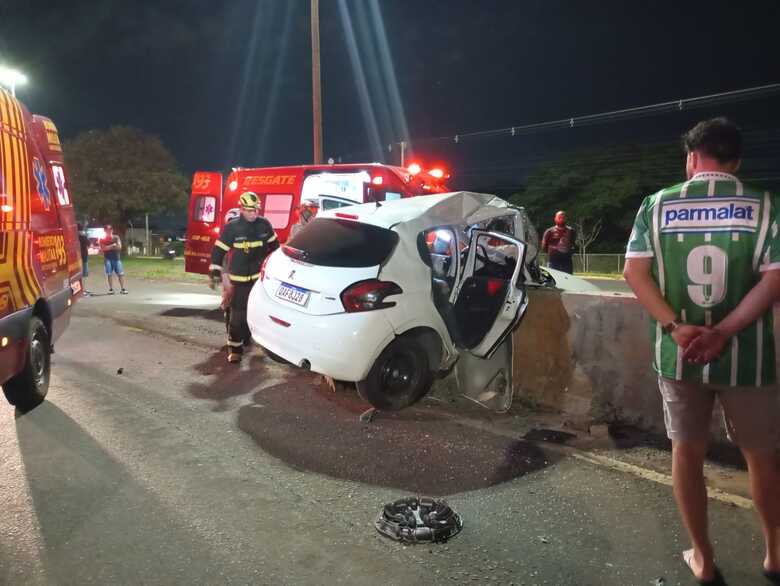 Peugeout bateu com violência na mureta