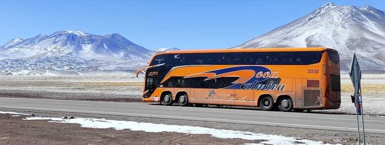 &Ocirc;nibus cruzando o altiplano andino