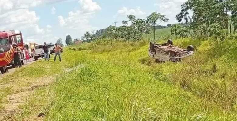 Picape capotou após colisão