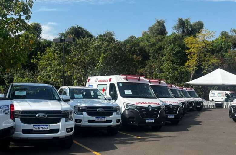 Ambul&acirc;ncias e camionetes foram entregues 