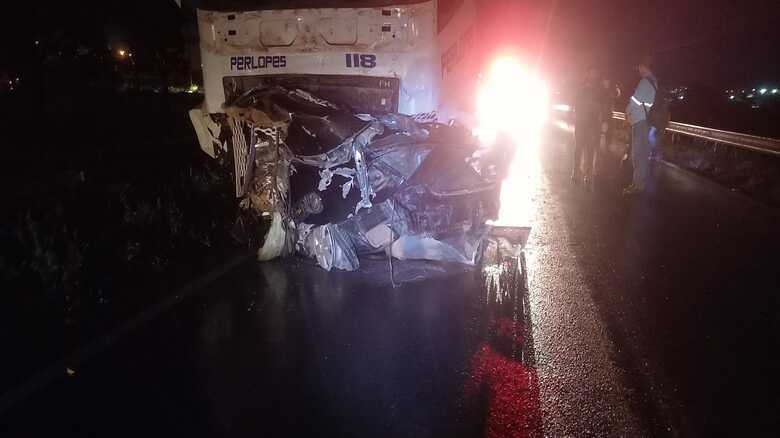 Carro se despedaçou em pedaços com o acidente