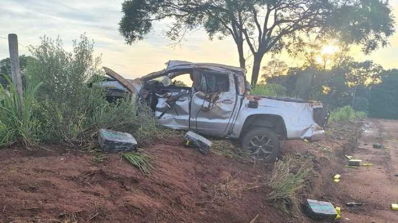 Caminhonete ficou danificada e drogas espalhadas pela pista