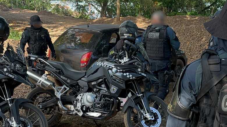 Policiais conseguiram recuperar o carro após o confronto