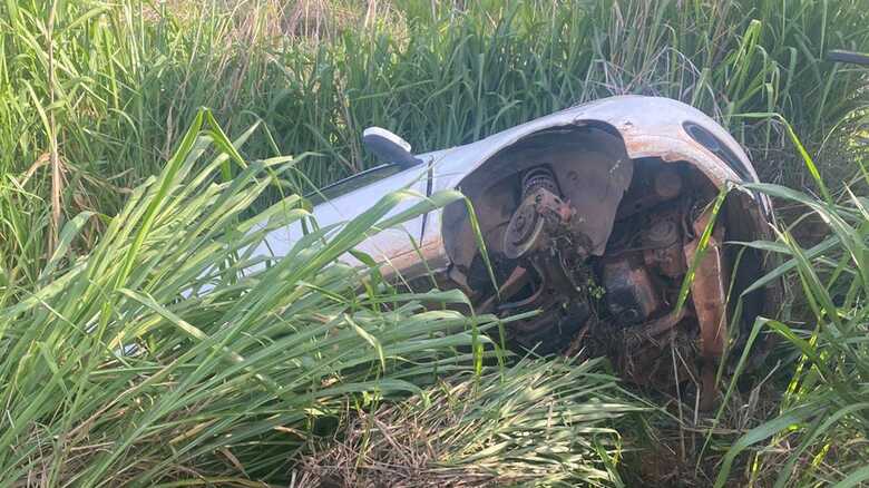 Carro parou nas margens da pista
