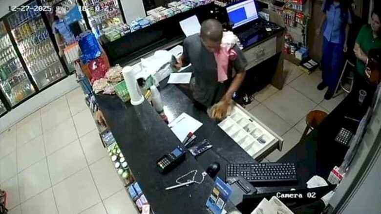 Momento em que criminoso assalta o posto