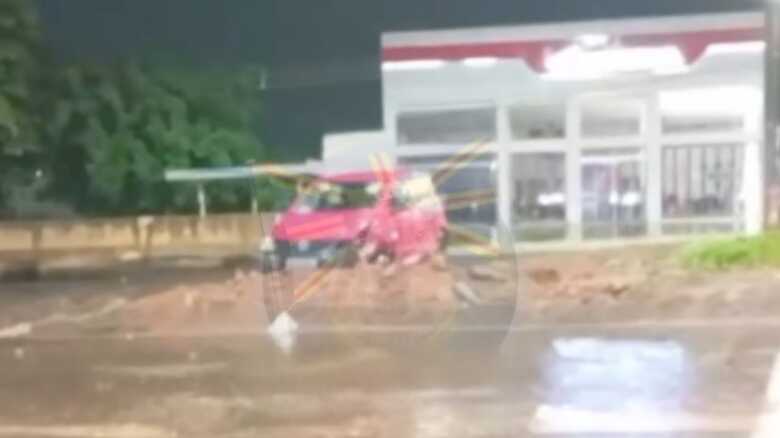 Carro ficou com a frente danificada após o acidente