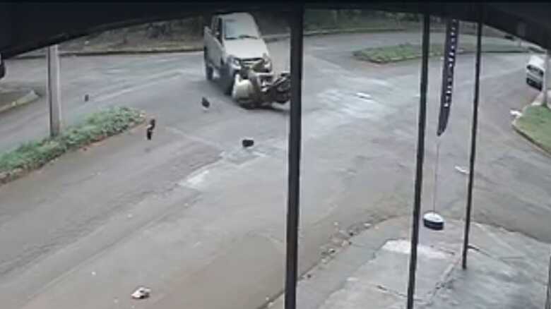 Acidente deixou moto bastante danificada