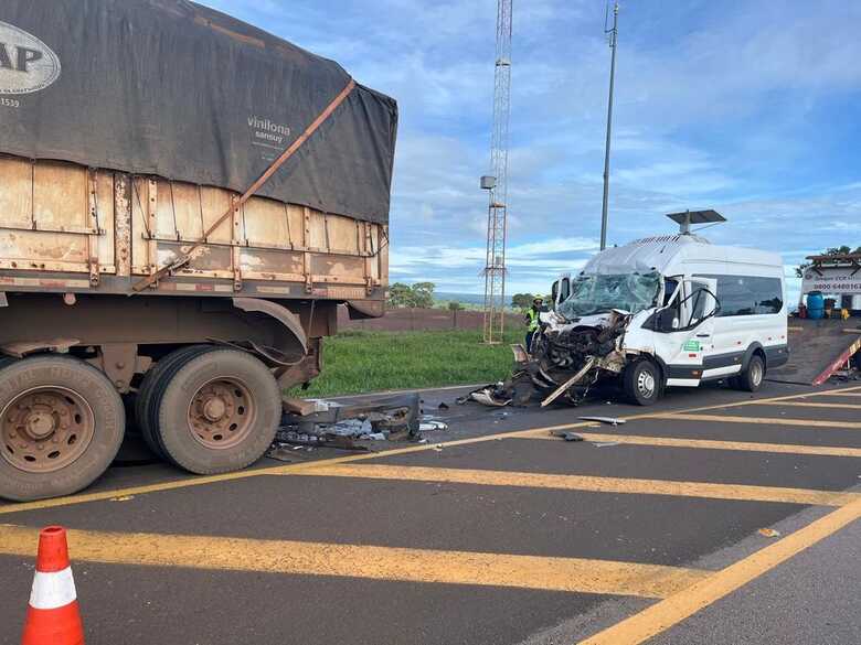 Van ficou com a frente destru&iacute;da