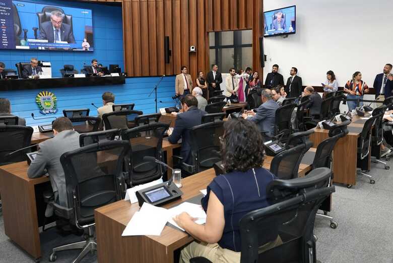 Deputados durante sess&atilde;o plen&aacute;ria na ALEMS 