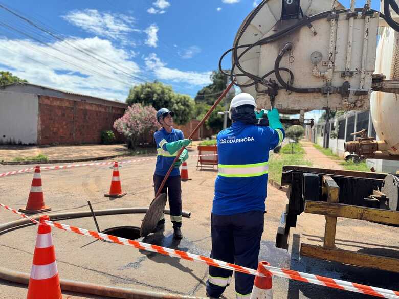 Equipe durante execu&ccedil;&atilde;o de servi&ccedil;o