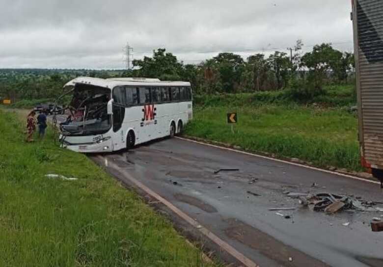O &ocirc;nibus bateu na traseira da carreta