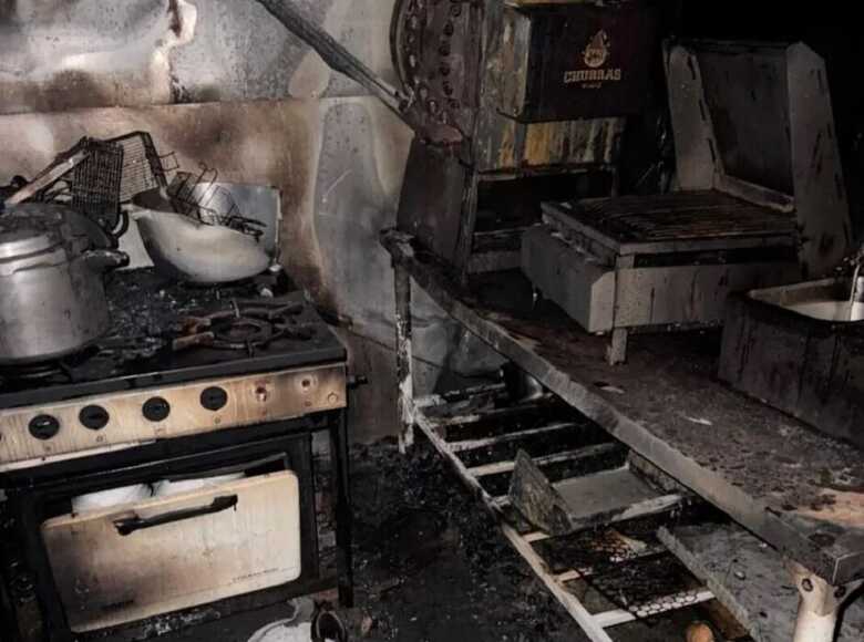 O inc&ecirc;ndio aconteceu na madrugada de segunda-feira