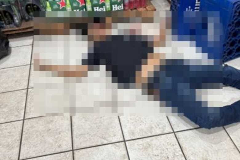 A Pol&iacute;cia Militar apreendeu a motocicleta utilizada no crime e a arma dos suspeitos