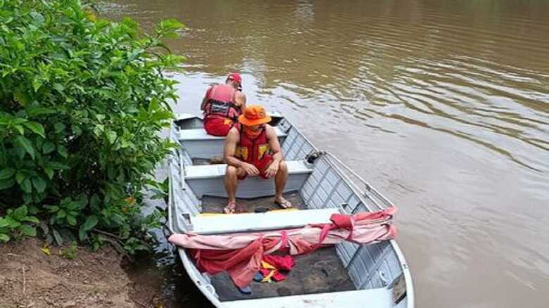 Bombeiros estão empenhados na busca