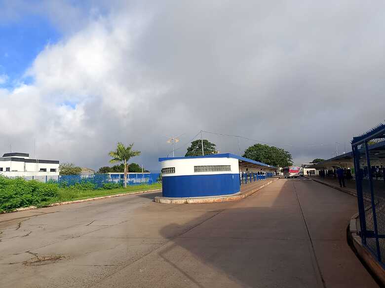 Tempo amanheceu metade nublado e metade sol em Campo Grande