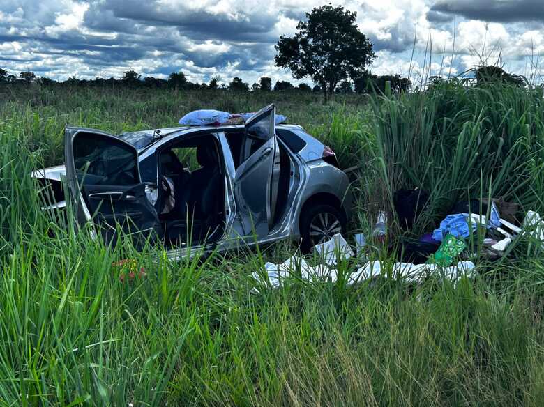 Carro foi parar na vegeta&ccedil;&atilde;o ap&oacute;s a colis&atilde;o 