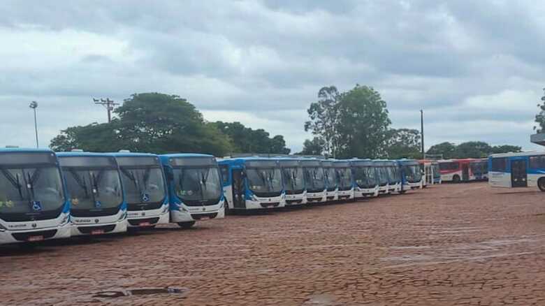 &Ocirc;nibus est&atilde;o nas garagens sem funcionar com a greve