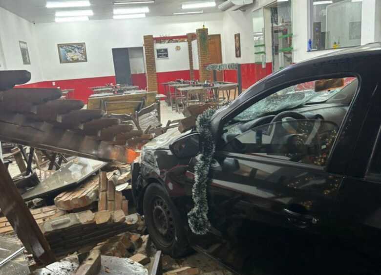 Veículo destruiu parte do restaurante