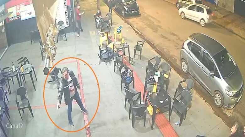 Suspeito com a arma na m&atilde;o