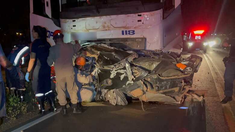 Carro ficou completamente destruído
