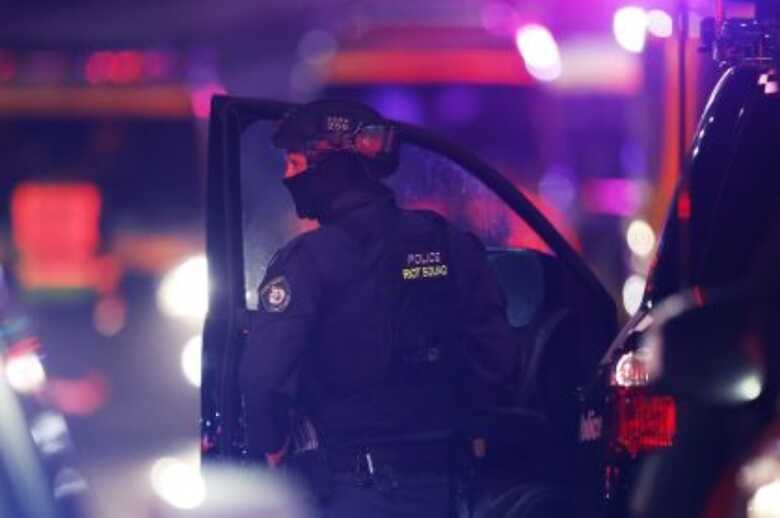 Um membro do Esquadr&atilde;o de Choque da Pol&iacute;cia atende a ocorr&ecirc;ncia no local