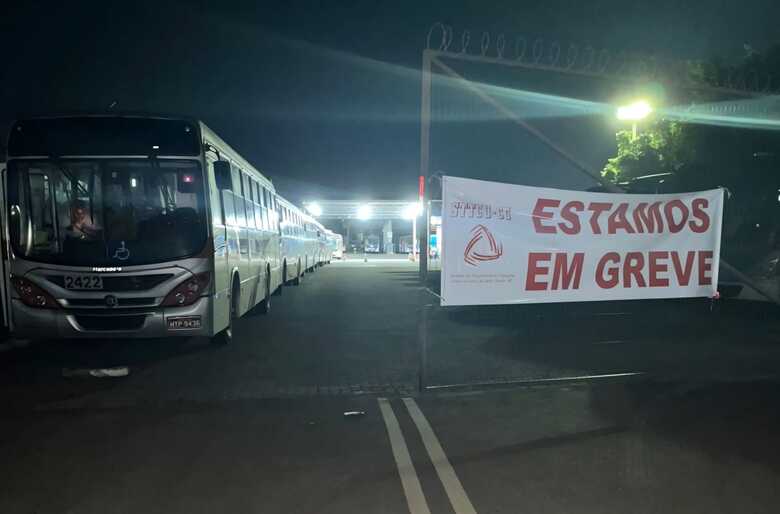 &Ocirc;NIBUS SEGUEM NAS GARAGENS - 