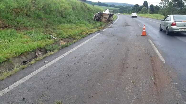 Carro ficou capotado &agrave;s margens da pista