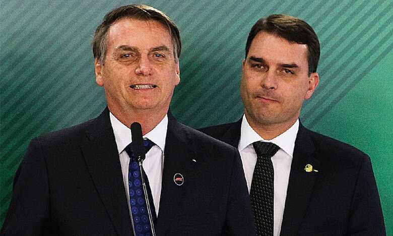 Ex-presidente, Jair Bolsonaro e o filho, senador Fl&aacute;vio Bolsonaro 