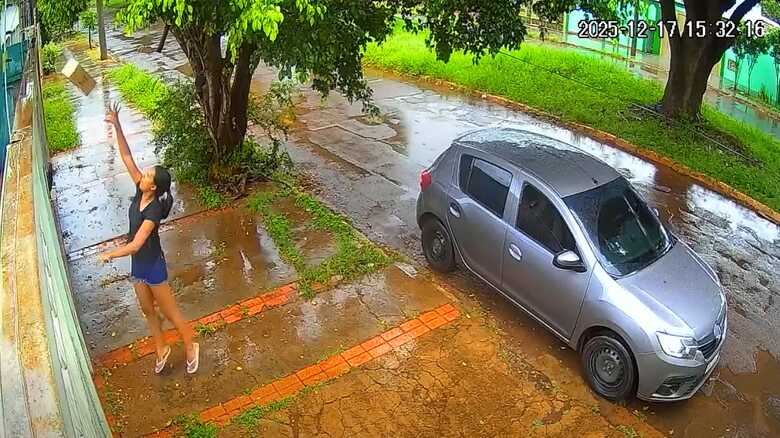 Mulher jogou a encomenda por cima do port&atilde;o