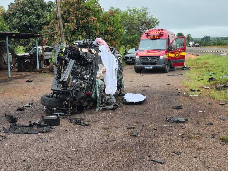 SUV ficou completamente destruída no acidente