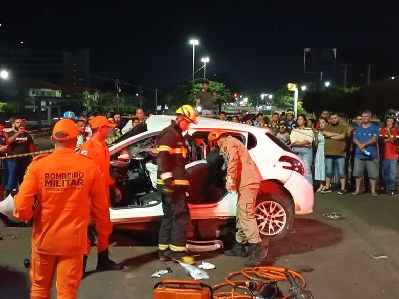 Carro ficou completamente destruído no acidente