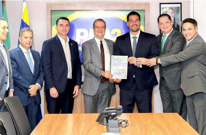 Filiação do Capitão Contar com o presidente do PL, Valdemar da Costa Neto e o senador Flávio Bolsonaro