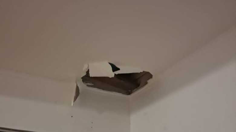 Homem invadiu a casa pelo forro