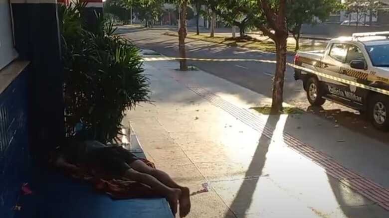 Homem foi encontrado morto na calçada