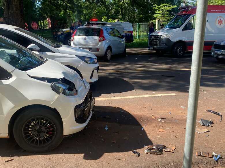 Acidente provocou lentidão na rua próximo ao Parque das Nações