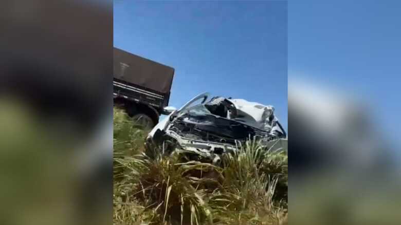 Veículo Renault Sandero ficou destruído