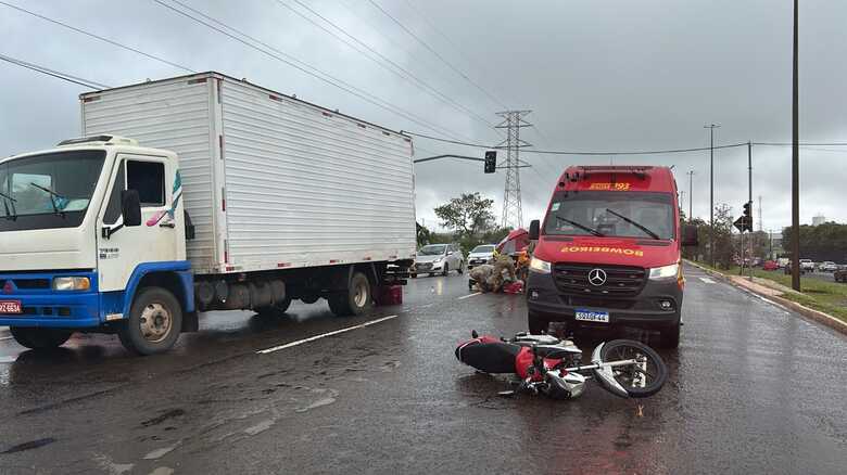 Motociclista foi socorrido pelo Corpo de Bombeiros