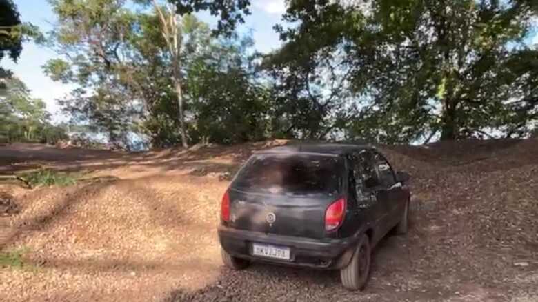 Veículo teria sido furtado pelos criminosos