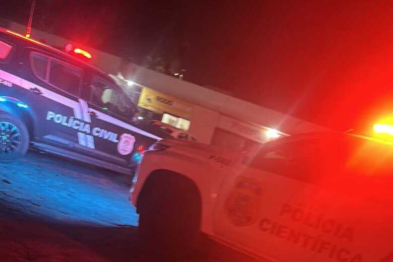 Polícia Civil e Científica estão pelo local